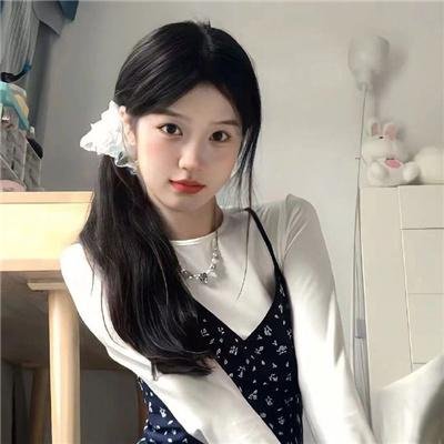 葡萄架下的女神